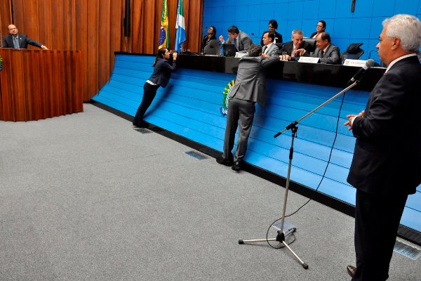 Deputados em sessão plenário da Assembleia Legislativa