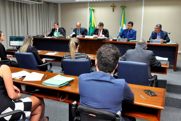 Membros da CCJR relataram projetos e analisaram um veto total do Poder Executivo