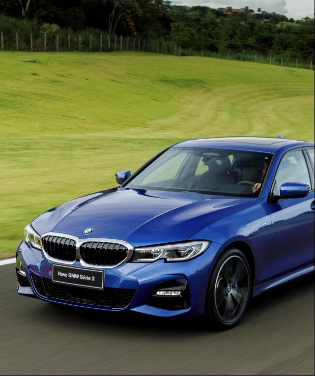 O novo Série 3, da BMW, chegará às lojas do Brasil no dia 28 de março mantendo características que encantam os apaixonados por carros desde a primeira geração, de 1975.