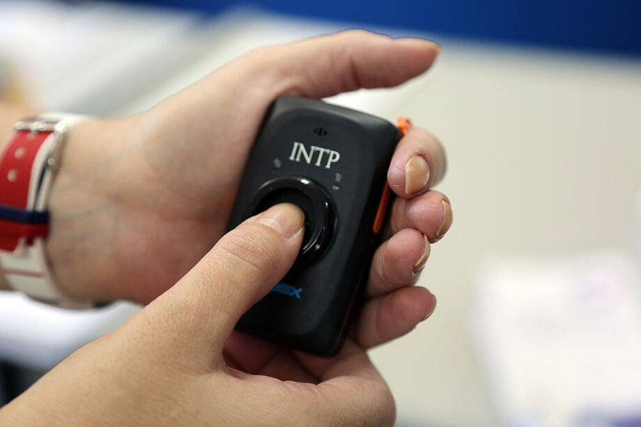 Unindo tecnologia à custódia de pessoas em privação de liberdade, a Unidade Mista de Monitoramento Virtual Estadual realiza, atualmente, a fiscalização de mais de 1,6 mil monitorados em todo o estado com o uso da tornozeleira eletrônica, em atendimento às