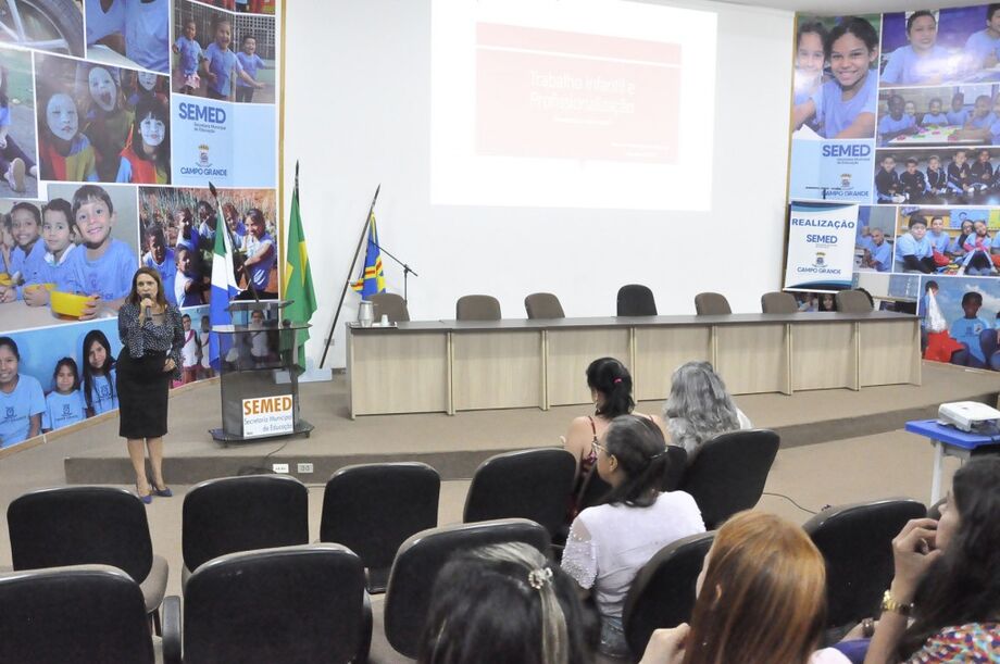 O material fornecido será um kit com cartilha para o professor; 30 gibis sobre o tema: trabalho infantil domestico, dois jogos de tabuleiro e dois cartazes para atividades a serem executadas em sala de aula
