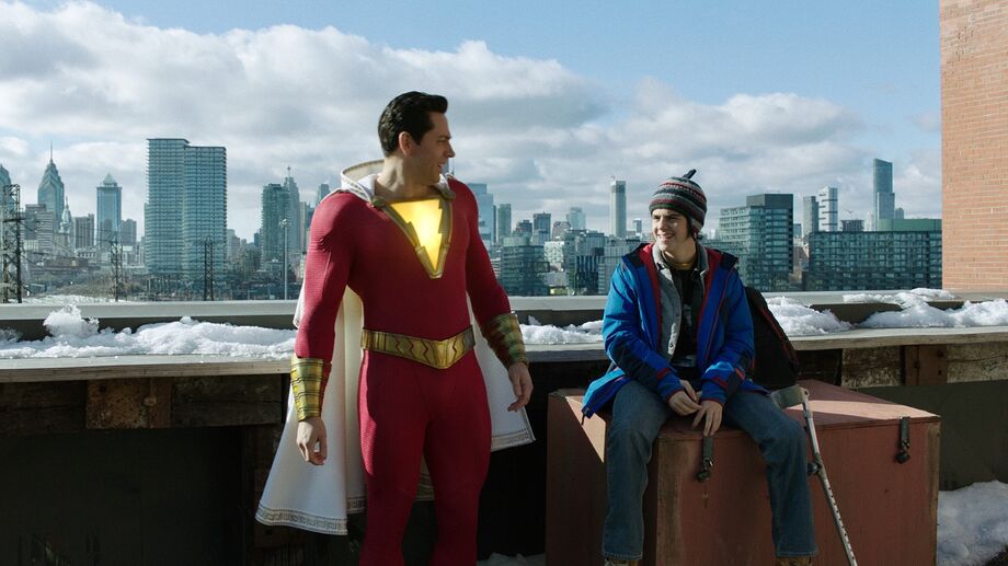Em Shazam!, o novo filme do universo cinematográfico da DC Comics, captura o espectador pelo pescoço desde o início