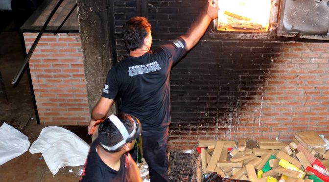A Polícia Civil por meio da Delegacia Especializada de Repressão ao Narcotráfico (DENAR) destruiu mais de 8 toneladas de entorpecentes