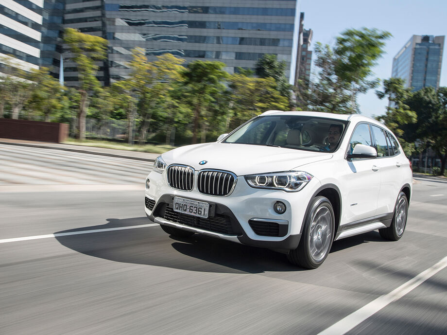 A opção top de linha xDrive25i traz o mesmo conjunto mecânico, porém com 231 cv e 350 Nm de toque, e acoplado à tração integral inteligente BMW xDrive