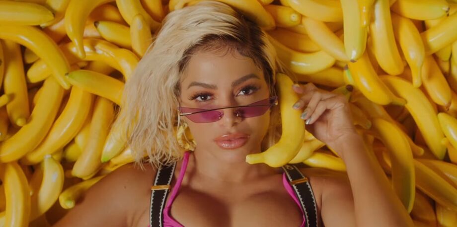 Nos clipes de Kisses, entretanto, ela surge em versão sexy e fashion, ostentando roupas de grifes como Chanel e Gucci