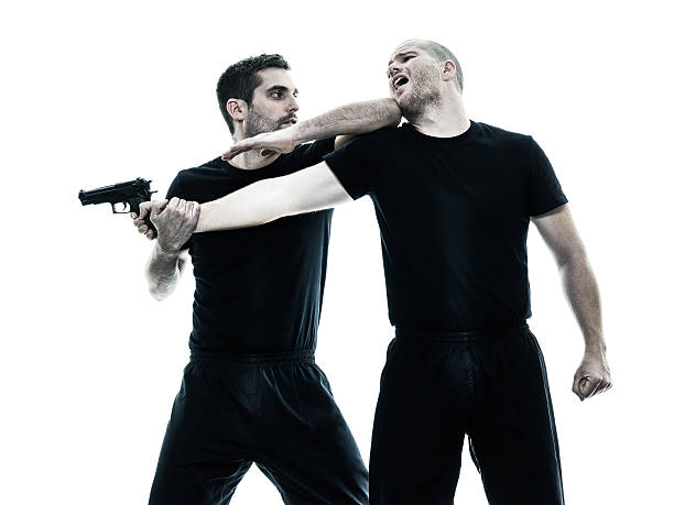 O Krav Maga prepara seus praticantes para terem discernimento sobre como reagir a uma ameaça com arma de fogo, situação extremamente delicada
