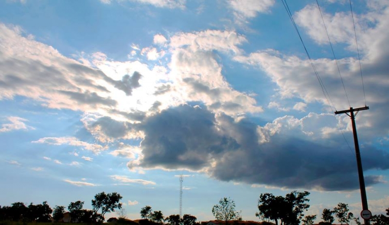 Apesar do declínio nos termômetros, o sol deve aparecer nesta segunda -feira (08). Na região leste, por exemplo, chove a qualquer hora e nas demais áreas ocorrem pancadas de chuva a partir da tarde
