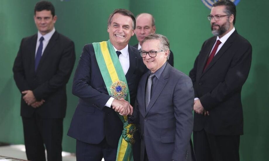 O presidente Jair Bolsonaro confirmou no final da manhã desta segunda-feira, 8, a demissão do ministro da Educação, Ricardo Vélez Rodríguez, alvo de críticas dentro e fora do governo e pressões diversas