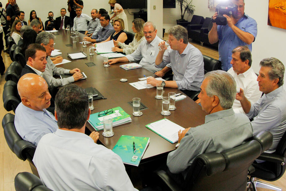 O início do segundo mandato foi marcado por novas medidas de austeridade – corte de gastos por meio da redução de cargos e revisão de contratos -, para fazer frente à crise e garantir o cumprimento de metas discutidas com a população durante a campanha à