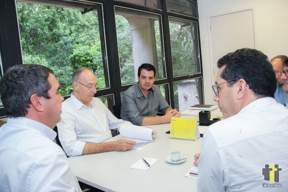 Na reunião, os prefeitos colocaram as dificuldades financeiras dos municípios diante da crise do país, sobretudo, para honrar os custos com a manutenção dos veículos das prefeituras que diariamente transportam os alunos das redes estadual e municipal