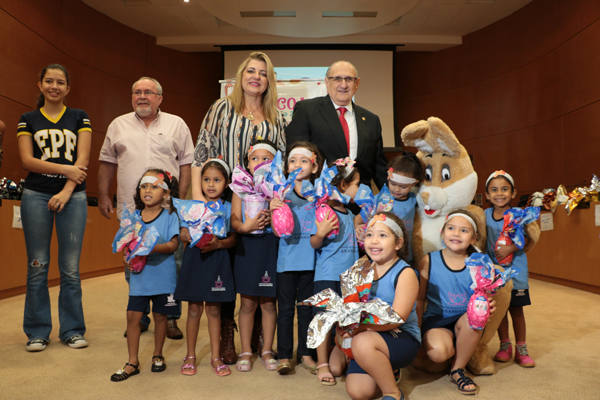 Mais de 100 crianças e adolescentes da Creche Anandamoy, UAI Criança, Vovó Miloca, Atos do Amor, Sociedade Beneficente Barão do Rio Branco e Instituto Missionário receberam seus ovos de Páscoa