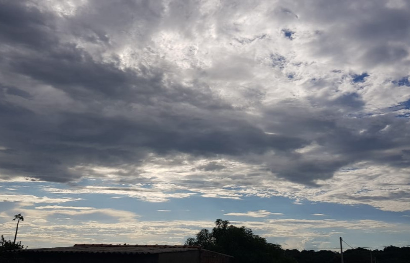 A umidade relativa do ar no Estado poderá variar entre 30 % a 90 % e as temperaturas variam entre 17 °C e 35 °C