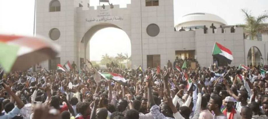 Ativistas saudaram a saída de al-Bashir enquanto pediam uma transição rápida para um governo civil, com muitos temendo que os militares pretendam manter o poder