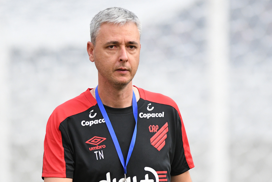 Em busca de um substituto, o clube conversou com Tiago Nunes