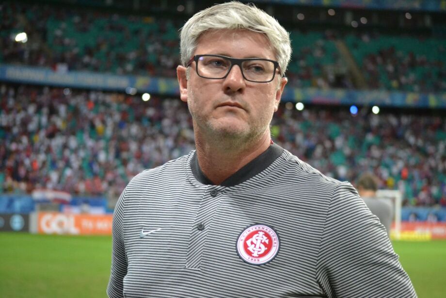 Odair não deu dicas da escalação para o Gre-Nal, sendo que a dúvida envolve Rodrigo Dourado, em recuperação de entorse no tornozelo esquerdo sofrida na terça-feira, no primeiro tempo da vitória por 3 a 2 sobre o Palestino