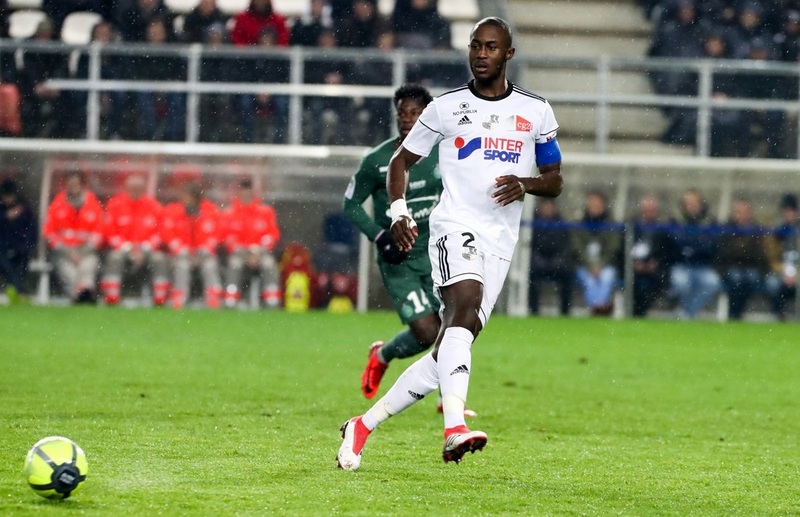 Depois da partida, a Liga Francesa prometeu estudar o caso