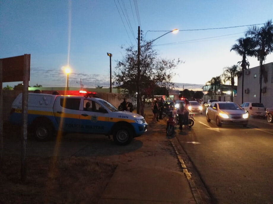 As ações resultaram na emissão de 131 notificações de trânsito, 12 veículos removidos, 20 pessoas presas em flagrante, oito menores apreendidos, 23 mandados de busca e apreensão cumpridos, e mais de 800 quilos de entorpecentes tirados de circulação