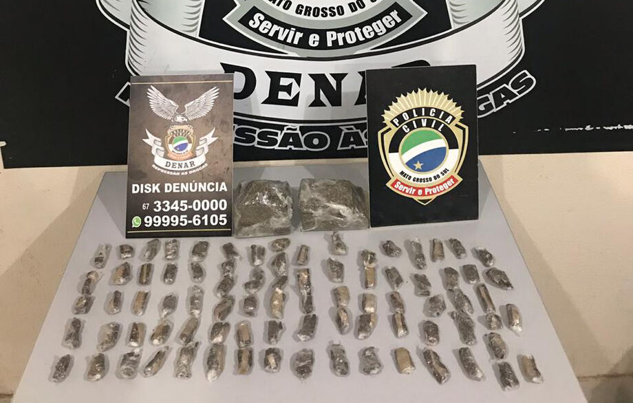 Cada porção localizada posteriormente no imóvel do casal tinha embalado em conjunto um papel de seda para confecção de um cigarro de maconha