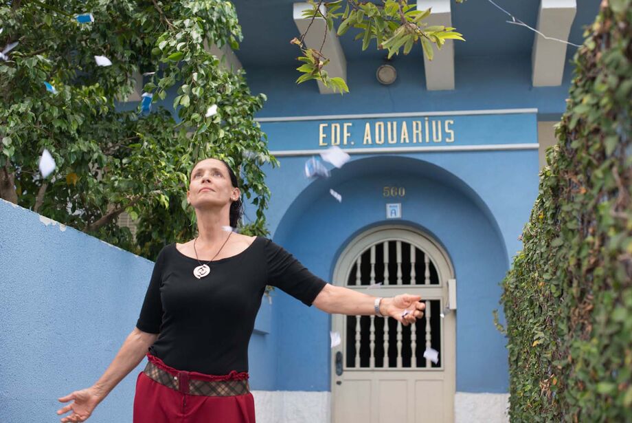 Aquarius (2016, 2h26min) narra a história da jornalista aposentada Clara (Sônia Braga), que defende seu apartamento, onde viveu a vida toda, do assédio de uma construtora