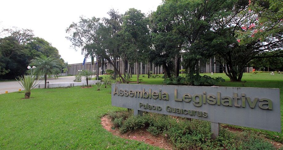 De autoria do deputado Pedro Kemp (PT), o Projeto de Lei (PL) 13/2019 muda a redação do artigo 2º da Lei 1.693/1996, determinando, entre outras medidas, que o Poder Público disponha de, no mínimo, 5% de servidores com capacidade básica em Libras
