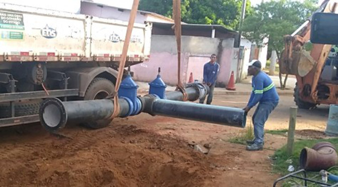 Na parte de esgoto, estão sendo feitas 313km de rede coletora de esgoto, 16.841 ligações domiciliares, melhorias na Estação de Tratamento de Esgoto (ETE), entre outras obras