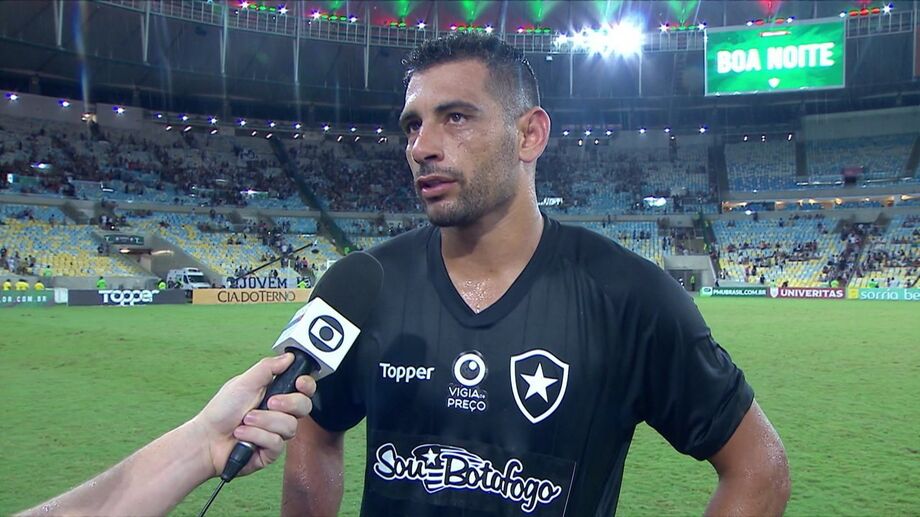 Diego Souza, de 33 anos, foi revelado pelo Fluminense e teve passagens por Benfica, Palmeiras, Cruzeiro, Vasco, Metalist-UCR e Sport antes de chegar ao São Paulo, com quem tinha contrato até o fim do ano