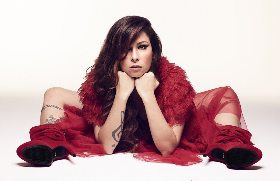 A cantora é uma das mais bem sucedidas cantoras de rock do Brasil
