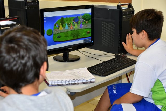 Alunos do 6º ano participam de aula experimental utilizando a RoboGarden