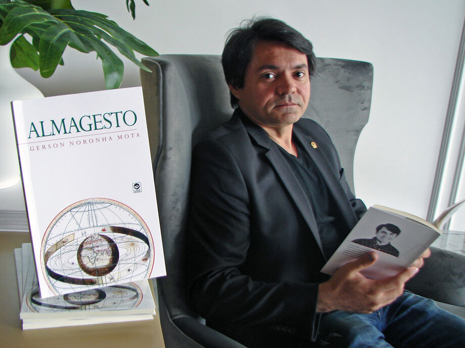 Ao longo dos anos ele já visitou mais de 90 países nos seis continentes, e por onde passa vai encontrando inspiração para relatos e poesias dos mais variados temas