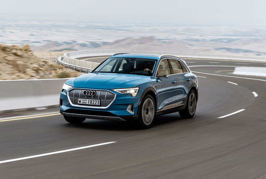 O carro é equipado com o sistema de infotainment MMI navigation plus, que inclui a tecnologia LTE Advanced, capaz de ampliar a velocidade de tráfego dos dados móveis, e um hotspot de Wi-Fi de série