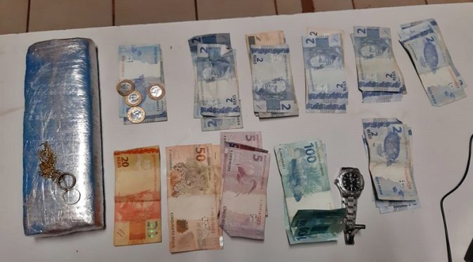 No momento da abordagem um dos internos tentou se desfazer do tablete de maconha, porém foi flagrado durante a ação, adentrando os policiais no veículo a fim de retirá-lo do seu interior