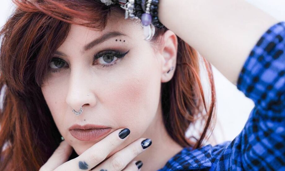 É também o primeiro disco da cantora depois de duas novas experiências em sua vida