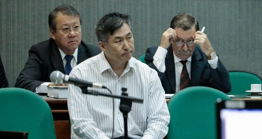 Ainda conforme o juiz, o uso excessivo de camisetas, pelos colegas do acusado, neste caso concreto, apresenta possível indicativo de que possam pretender influenciar os jurados, ou seja, o Conselho de Sentença e a opinião pública