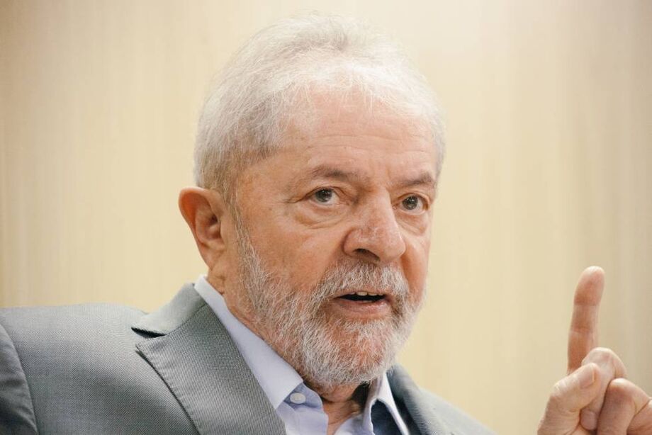 Lula pôde conceder entrevista ontem aos dois jornais após o presidente do Supremo Tribunal Federal (STF), Dias Toffoli, rever uma decisão da corte e autorizar a entrevista, em uma sala preparada pela Polícia Federal na sede do órgão em Curitiba, onde está