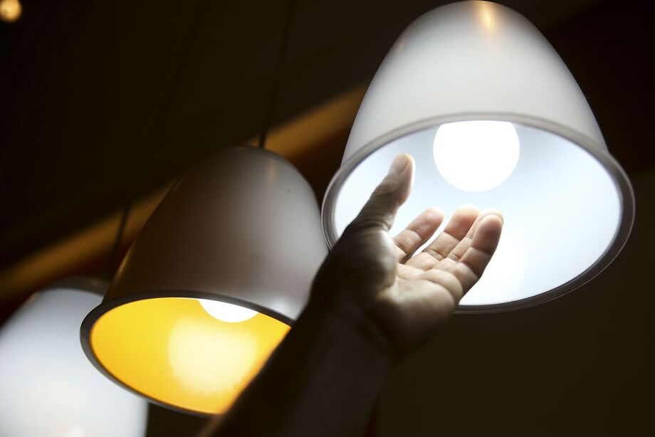 O sistema de bandeiras tarifárias foi criado, de acordo com a Aneel, para sinalizar aos consumidores os custos reais da geração de energia elétrica