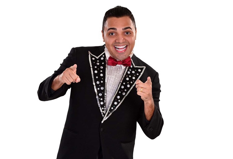 O show é um misto de piadas, músicas e suas paródias das músicas fazem muito sucesso na internet, levando o espectador a uma viagem ao humor brasileiro