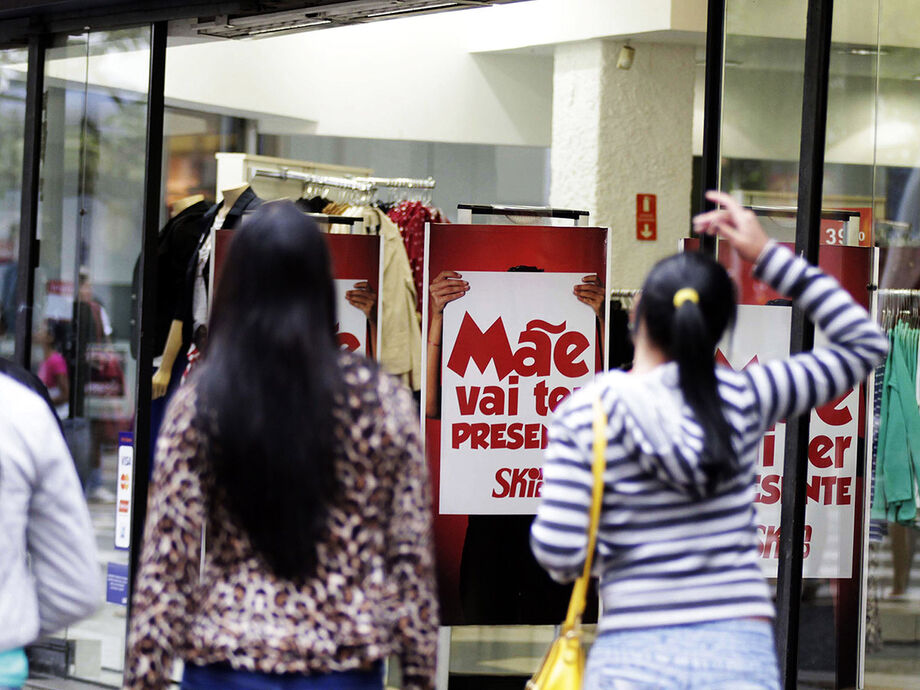 As compras ocorrerão em lojas do centro (85,47%), com pagamento em dinheiro (69,09%), mas neste ano cartão de crédito e crediário terão mais espaço