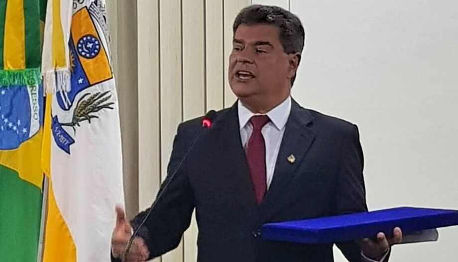 O senador Nelsinho Trad durante  a inauguração do escritório político em Naviraí.