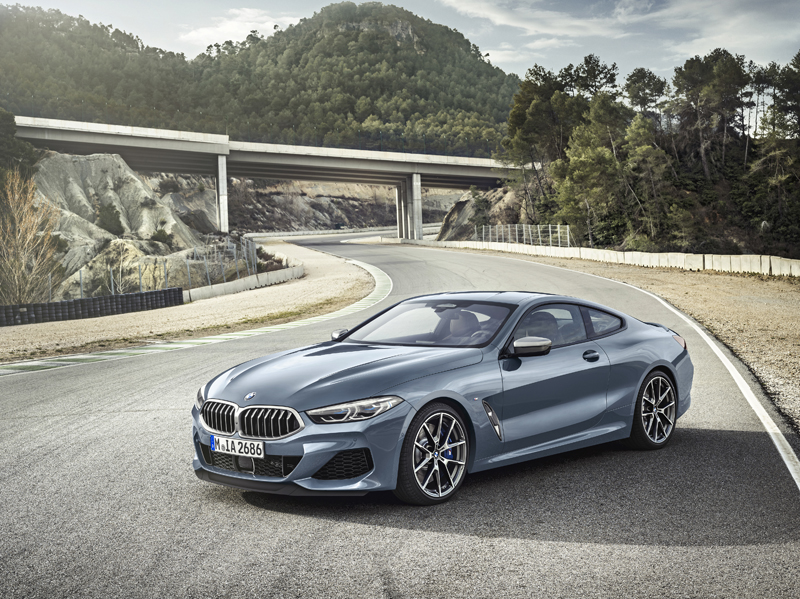 Cupê é equipado com um potente motor V8 4.4 litros, apto a entregar 530cv de potência e 750Nm de torque