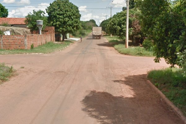 O cruzamento em dias de chuva alaga completamente dificultando o tráfego de caminhões e pessoas