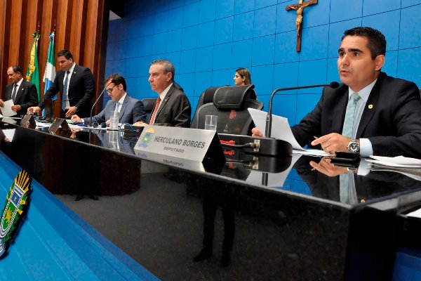 Deputados durante a sessão desta terça-feira, quando foram recebidos os projetos