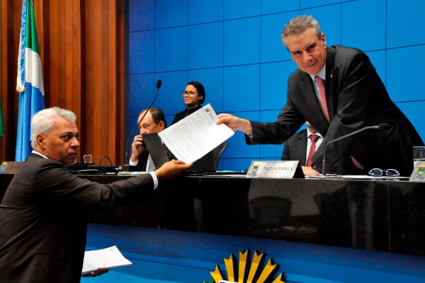 Cabo Almi entrega a primeira cópia da carta elaborada após a audiência pública ao presidente Paulo Corrêa