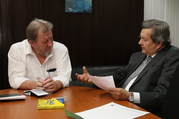Onevan de Matos reunido em audiência com o presidente do TRE/MS