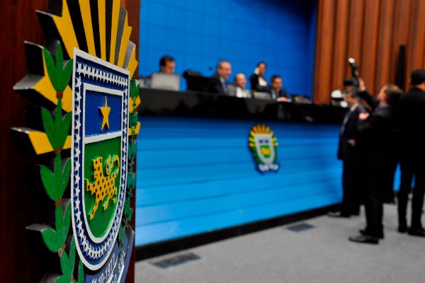 Deputados estaduais durante sessão plenária