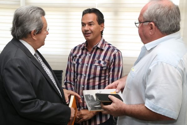 Onevan acompanha diretor de projeto social em audiência com prefeito Marquinhos Trad