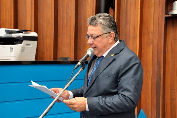 Segundo o Código de Trânsito Brasileiro, o uso de vaga especial, sem credencial, é infração sujeita à multa, três pontos na carteira de habilitação e remoção do veículo