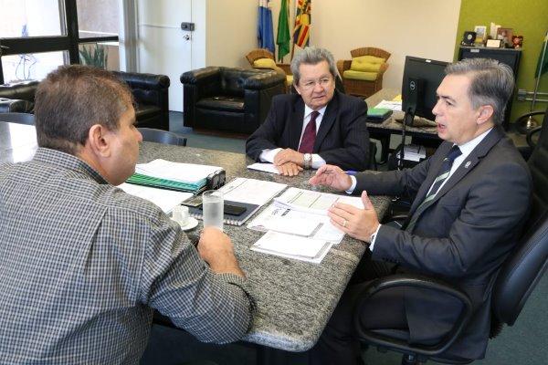 Onevan e Marcílio reunidos com secretário Antônio Carlos Videira