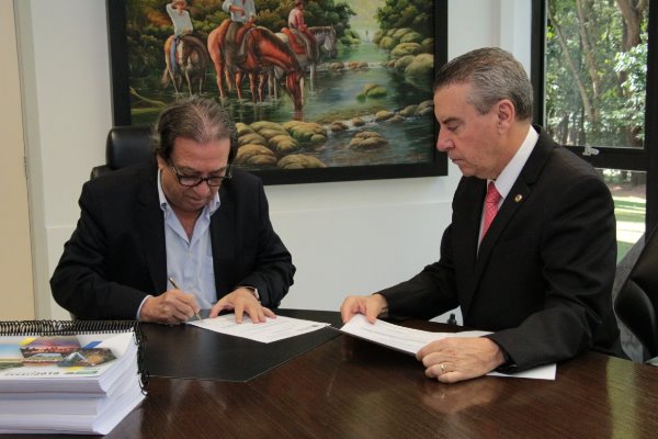 Presidente do TCE-MS recebe documentos e ressalta cumprimento de prazos por parte da ALMS