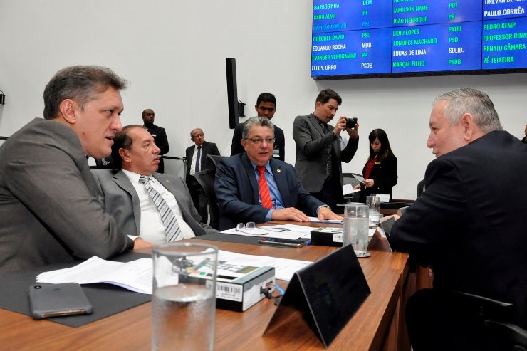 Deputados devem apreciar projeto sobre materiais escolares de uso coletivo nas escolas particulares