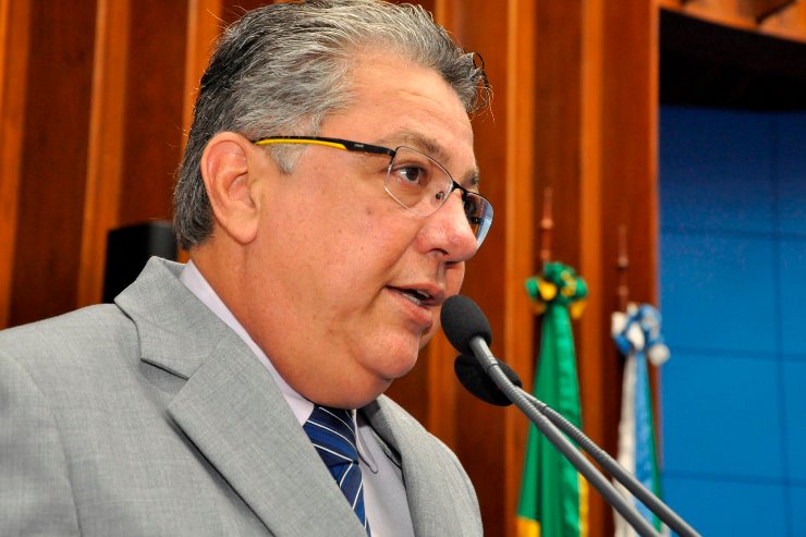 Corumbá ficar dependente da doação de material vindo de outras cidades, pois isso inviabiliza a realização de cirurgias eletivas”, ressaltou o parlamentar